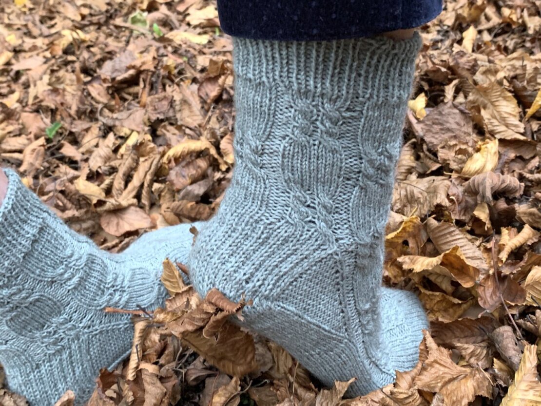 LovisSocks Toe Up Socken stricken mit hübschem Zopfmuster