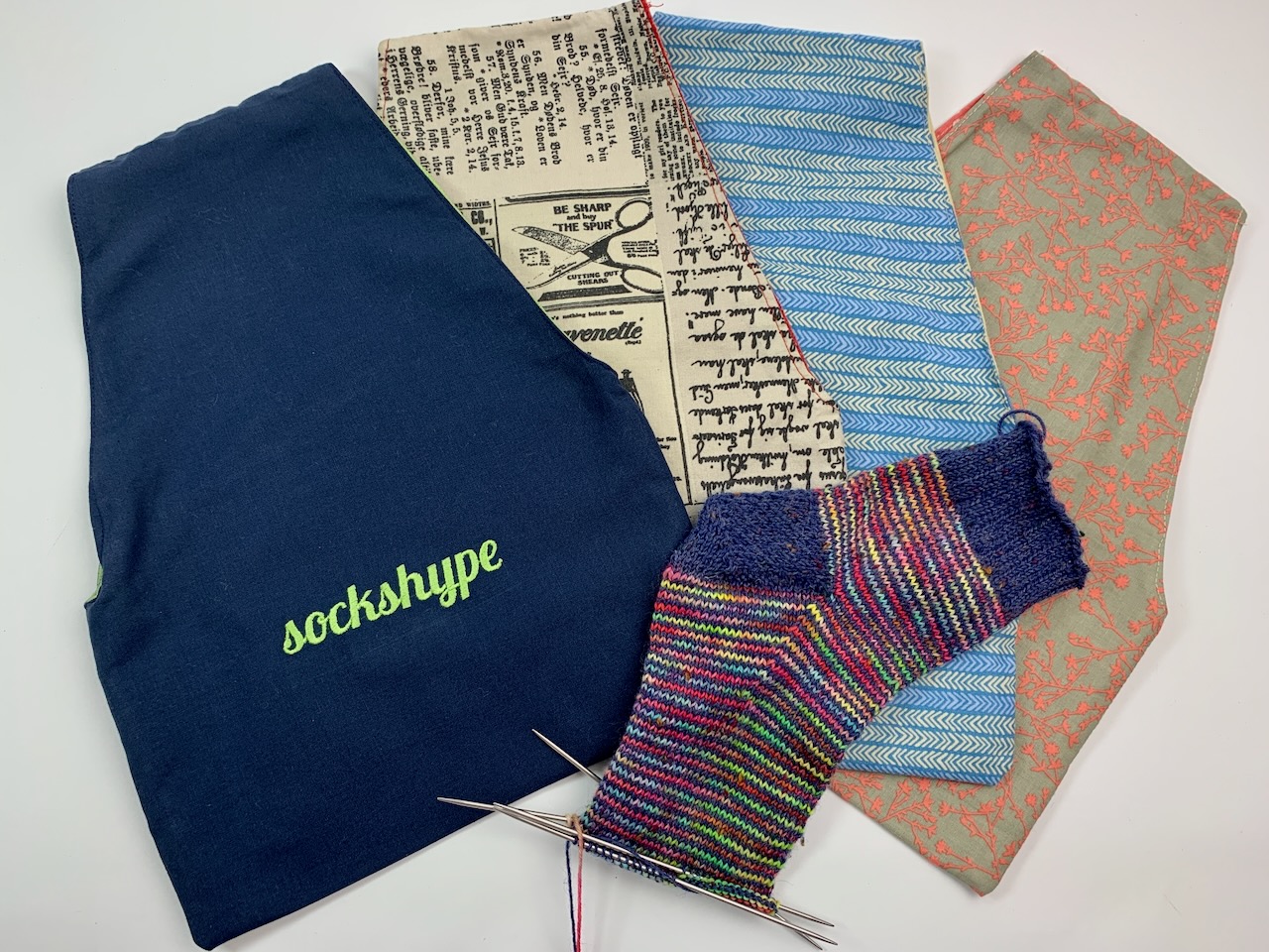 Strickbeutel Carola - verschiedene Designs mit aufgesticktem Schriftzug