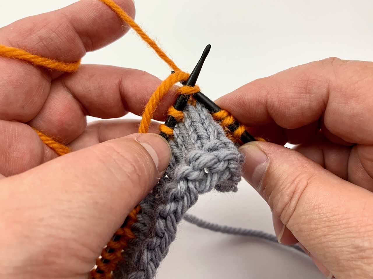 Einweben von Fäden - hier Anfangsfaden