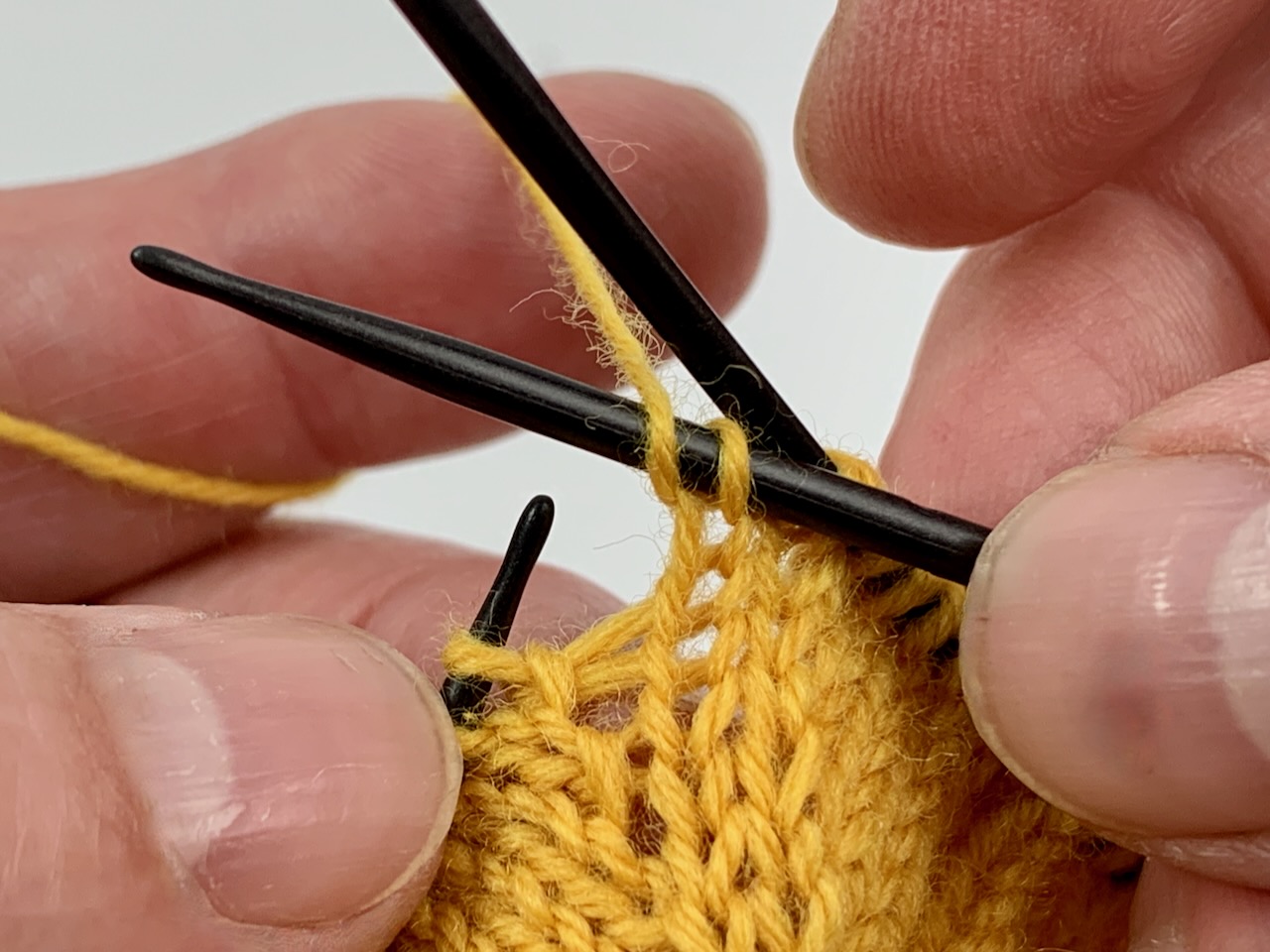 Socken für Zehenstegsandalen stricken - Die Ferse - Zunahmen für die Spickel stricken