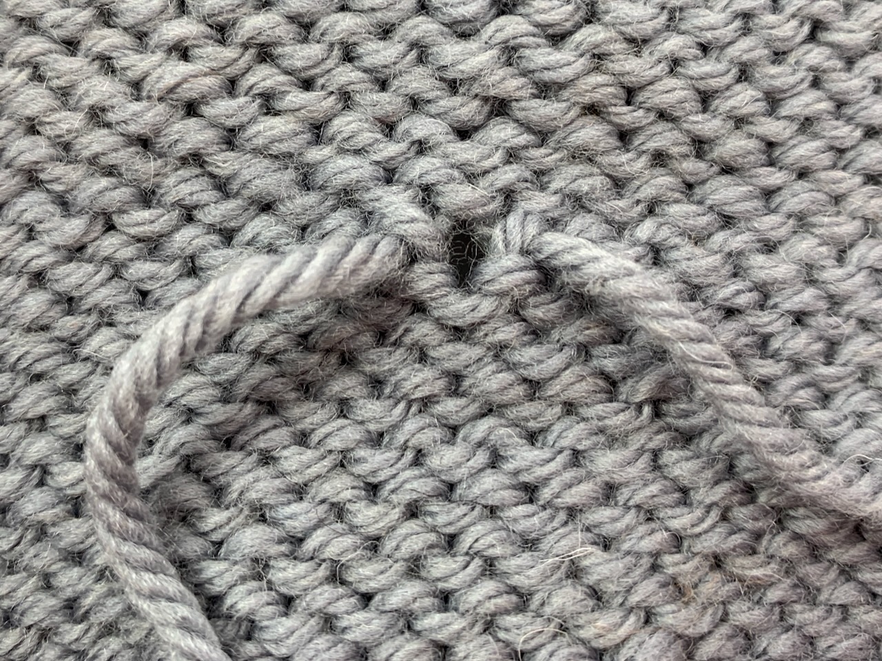 Beim Ansetzen eines neuen Fadens mitten mit Strickstück entsteht ein Loch.