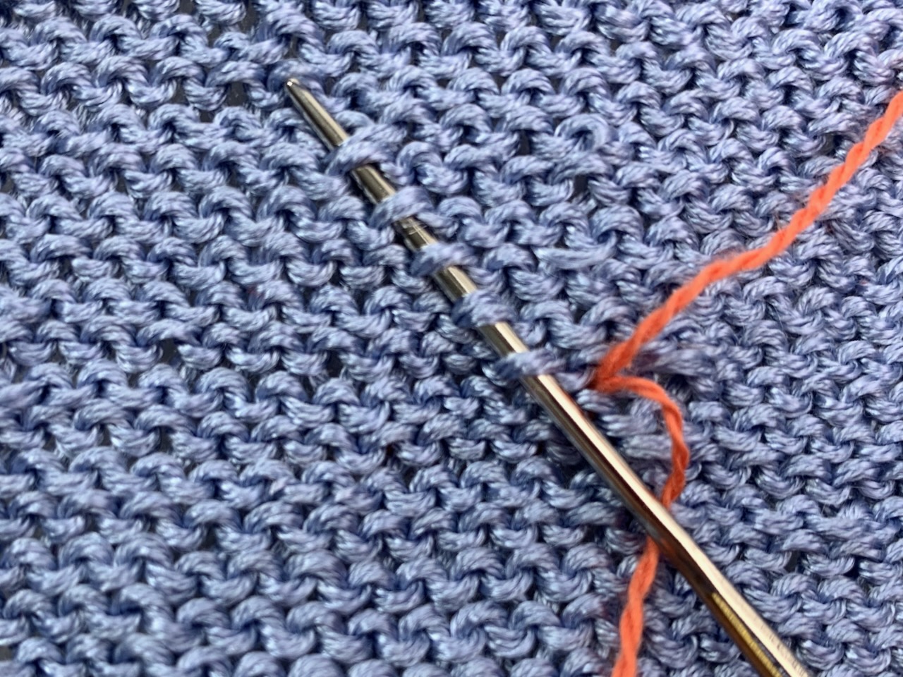 Fäden vernähen bei rutschigem Garn - diagonal im Strickstück