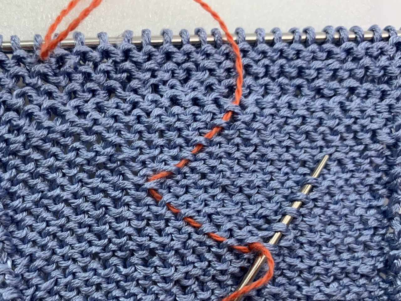 Fäden vernähen bei glattem Garn - diagonal im Strickstück