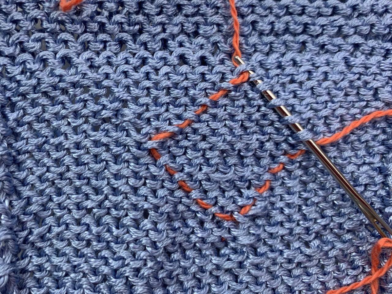 Fäden vernähen bei glattem Garn - diagonal im Strickstück