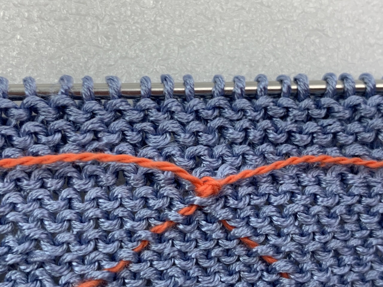 Fäden vernähen bei rutschigem Garn - diagonal im Strickstück - verknoten