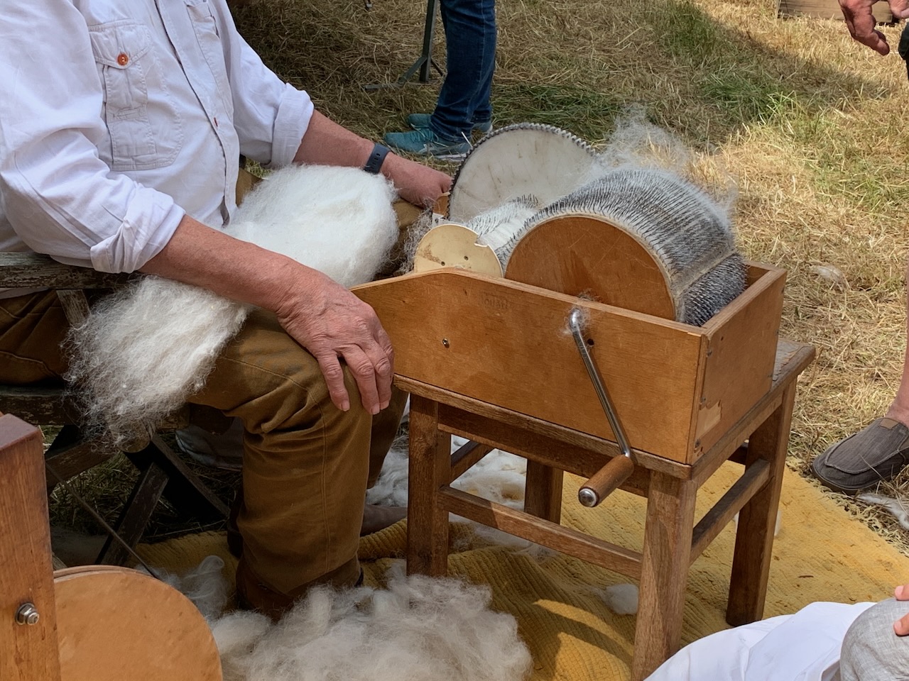 Nach der Schur muss die Wolle aufbereitet werden. Vorteile handgestrickter Projekte - Genialität von Wolle