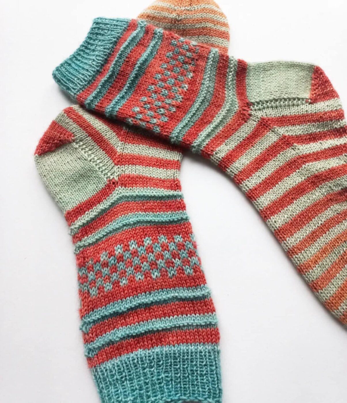 Socken, gestrickt aus Resten, wunderschön kombiniert