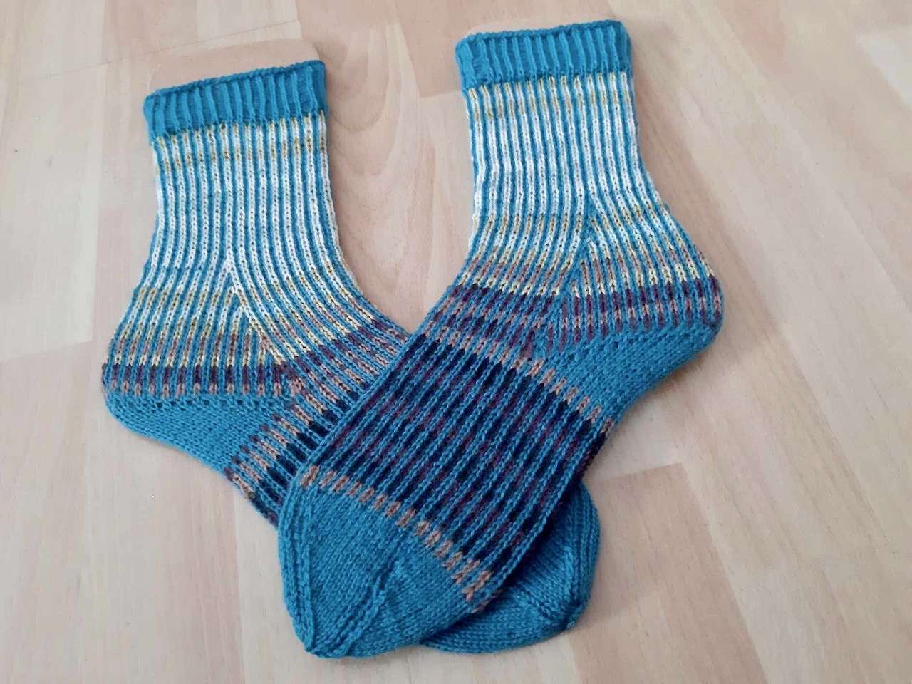 Teststricksocken zu den AnbuSocks, den kreativen Top-Down-Socken von Elke.