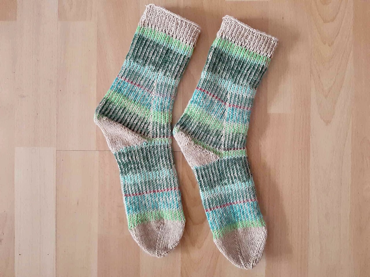 Das zweite Paar von Elke. Teststricksocken zu den AnbuSocks, den kreativen Top-Down-Socken von Elke.