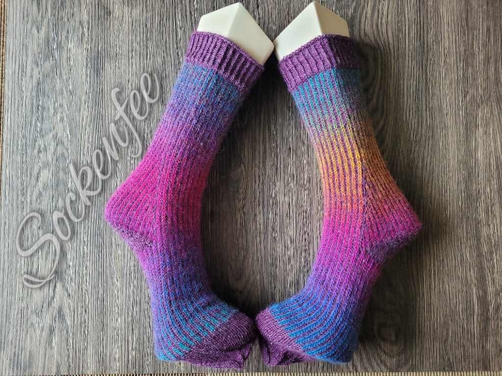 Teststricksocken zu den AnbuSocks, den kreativen Top-Down-Socken von Caro.