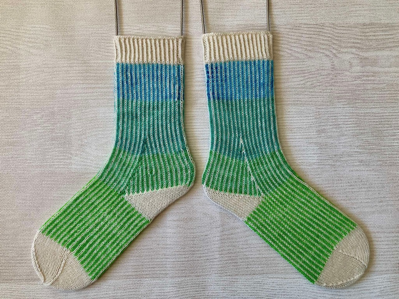 Teststricksocken zu den AnbuSocks, den kreativen Top-Down-Socken von Anma.