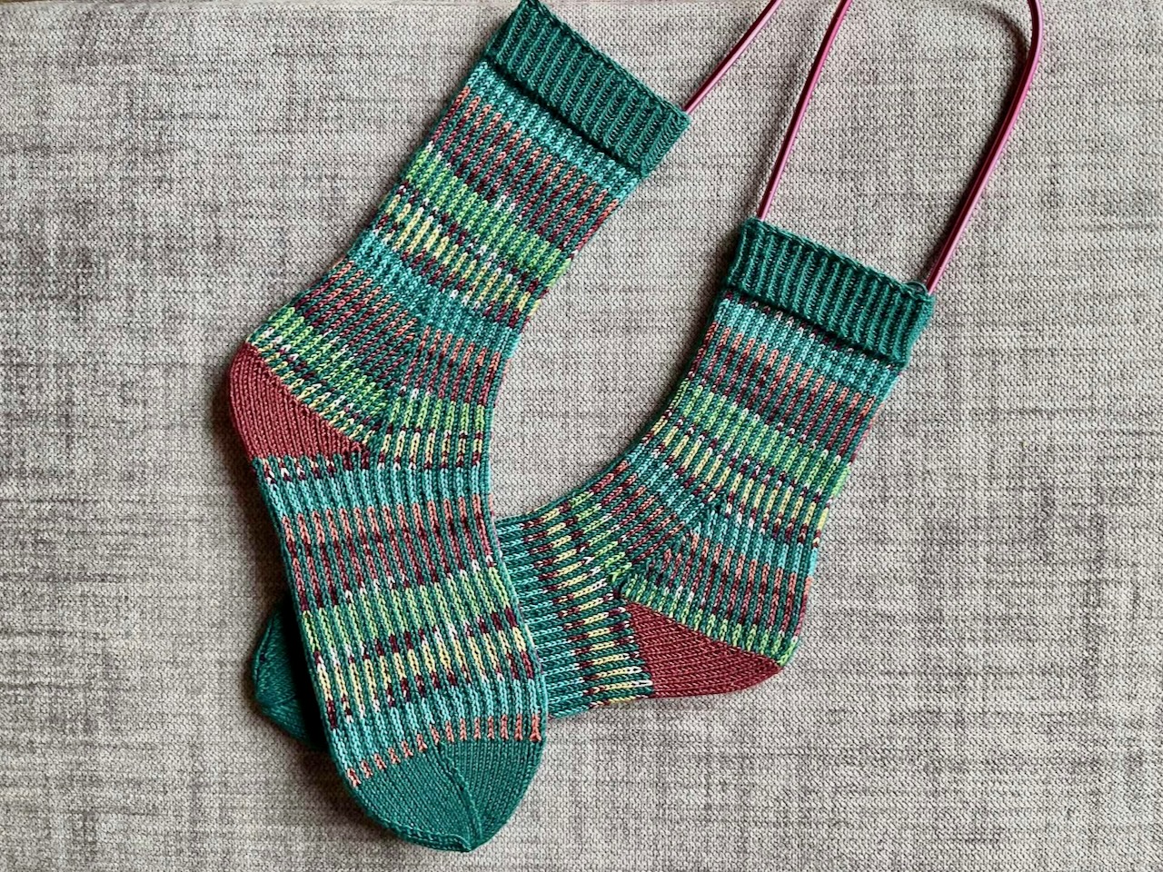 Teststricksocken zu den AnbuSocks, den kreativen Top-Down-Socken von Ingrid.