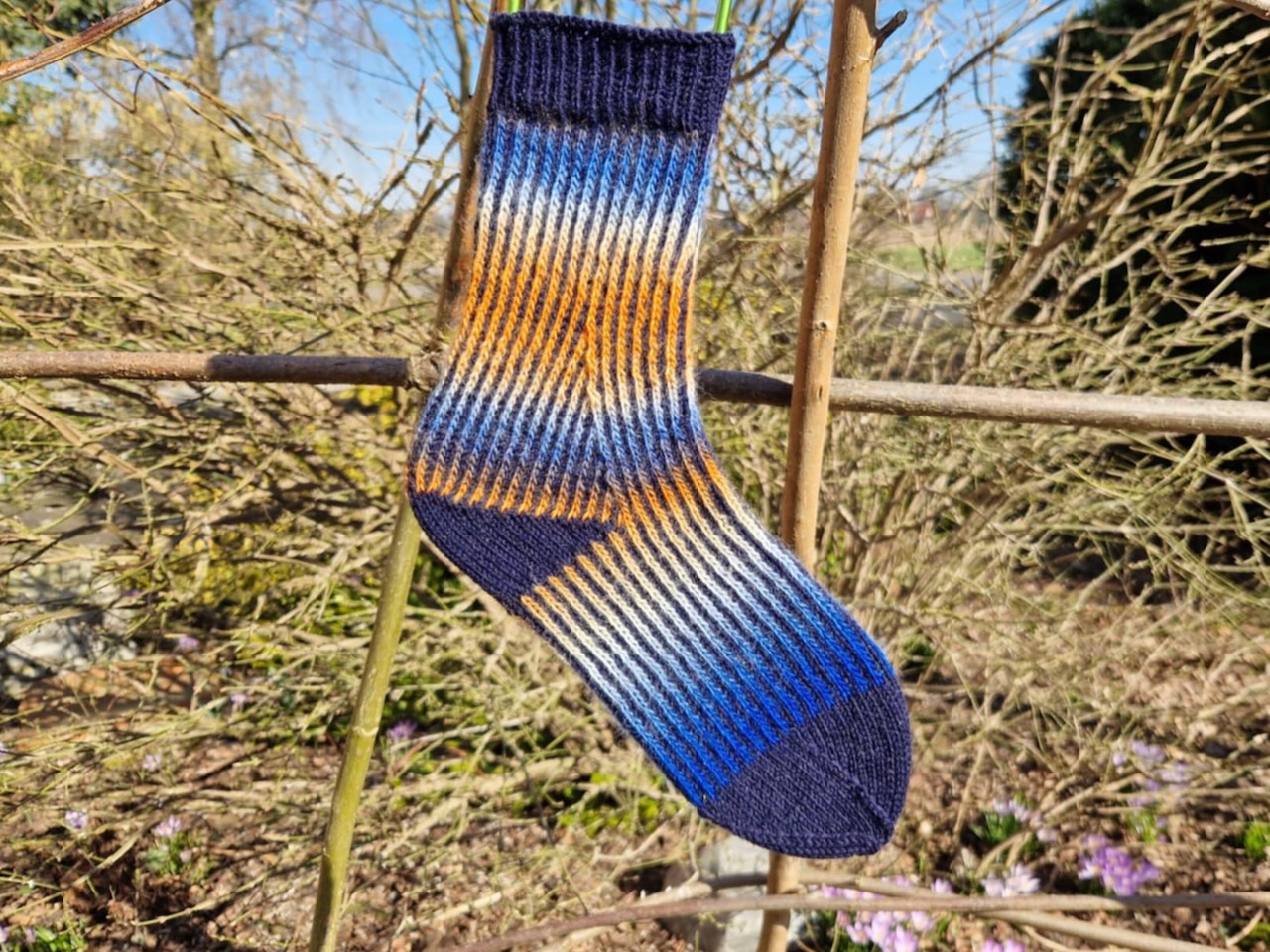 Teststricksocken zu den AnbuSocks, den kreativen Top-Down-Socken von Iris.