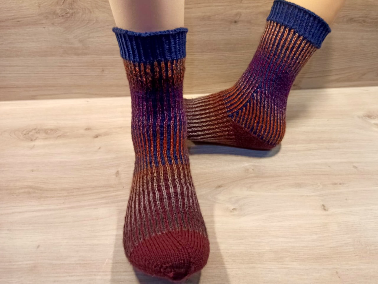 Teststricksocken zu den AnbuSocks, den kreativen Top-Down-Socken von Sabine.