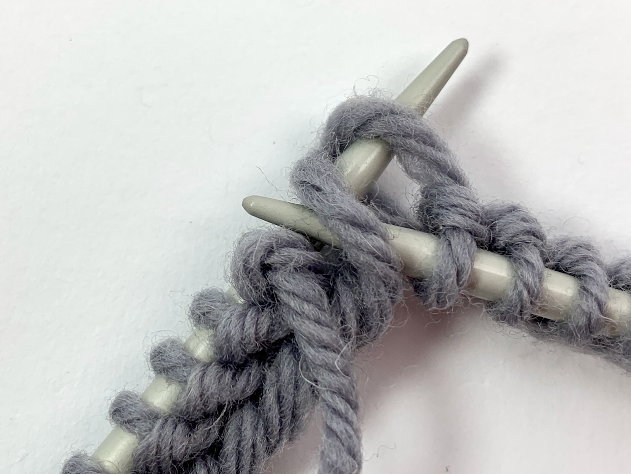 Linker Faden wird über den rechten gehoben