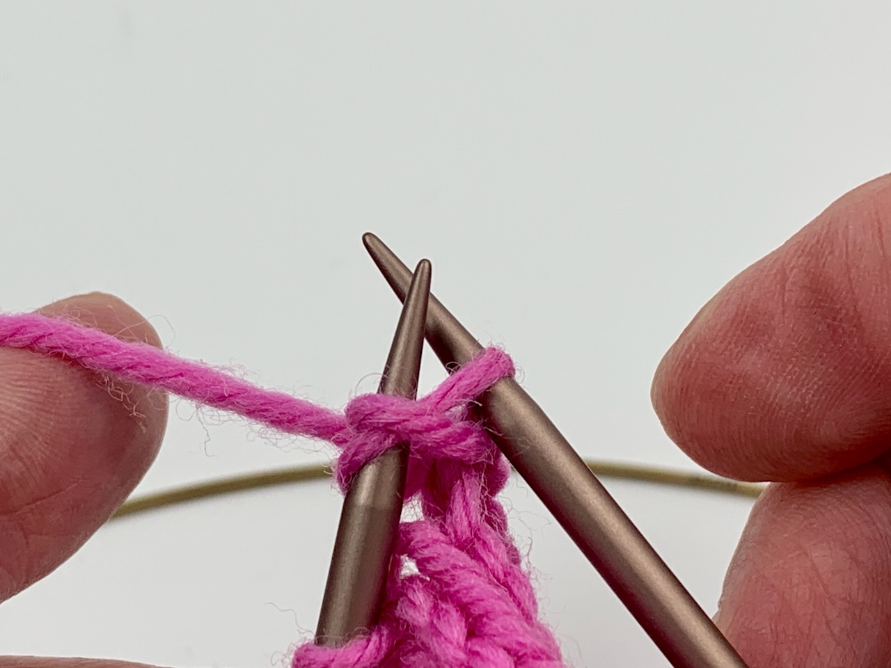 Isländisch abketten, zweite Masche wird durch die erste gezogen