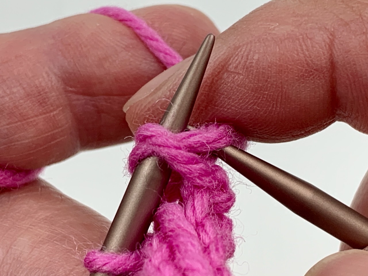 Die Masche wird rechts abgestrickt - Isländische Abkettmethode