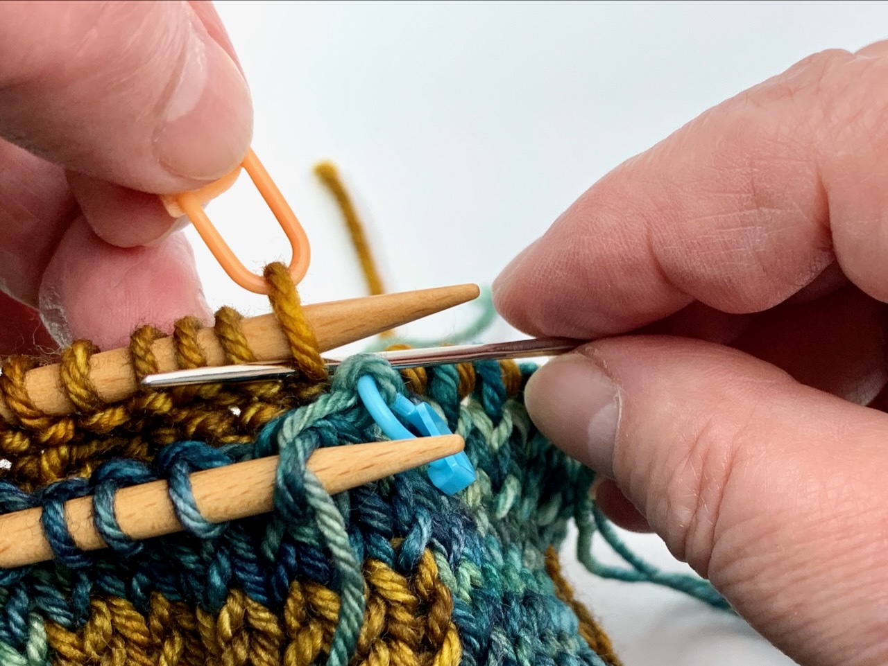 Das italienische Abketten bei der Doppelstrick-Technik