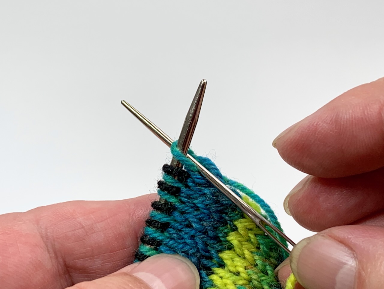 Das italienische Abketten bei der Doppelstrick-Technik ohne Zwischenschritt