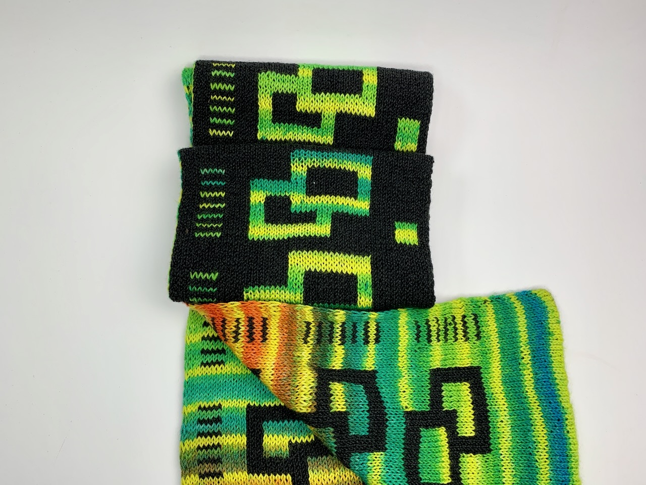 Schal Interlace in Doppelstricktechnik - So entsteht der Eindruck, gleich zwei Schals in einem zu haben.