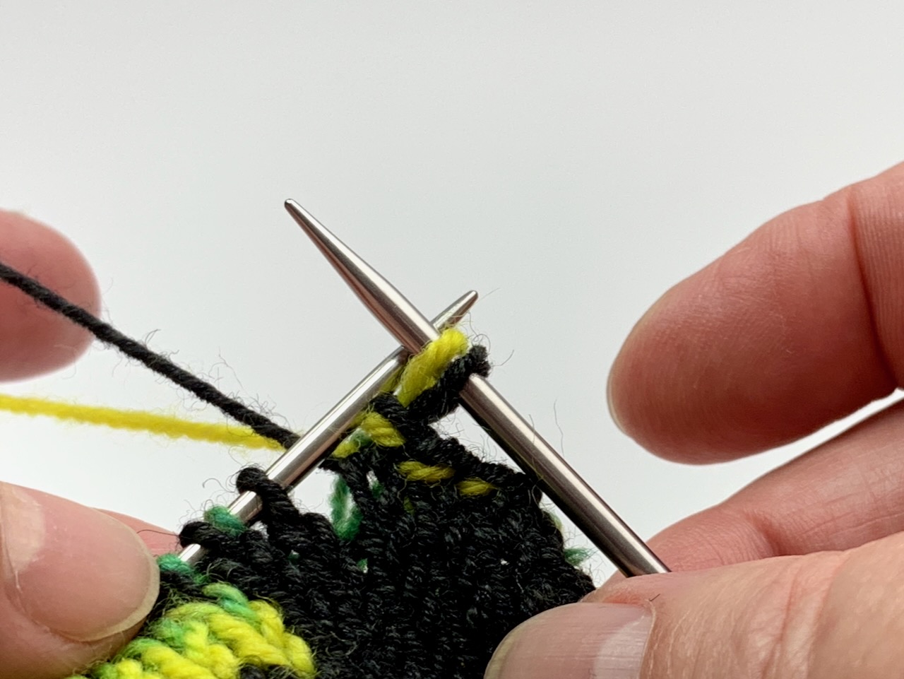 Abketten bei der Doppelstrick-Technik- Die Reihenfolge der Maschen ist entscheidend.