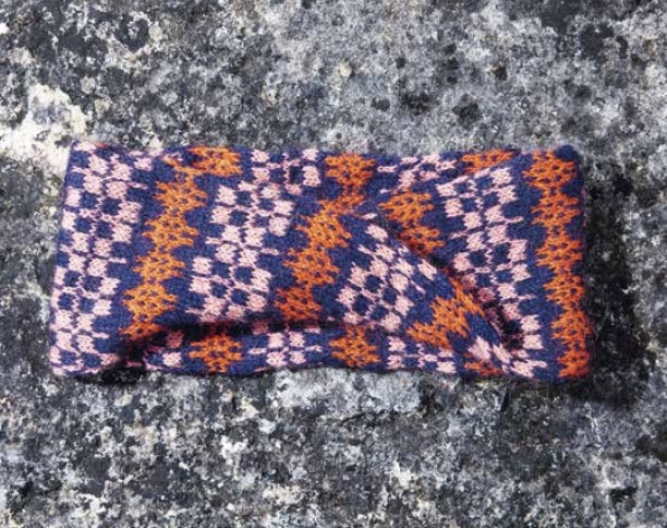 Inselmaschen - Loop Rhosyn. Zu ihm haben die Mustermotive der doppelt gewebten walisischen Decken Erika Aberg inspiriert.