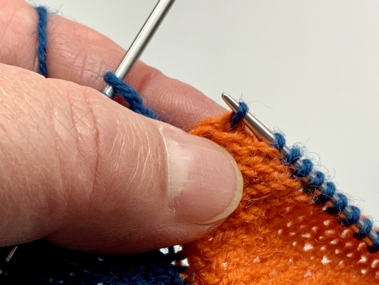 Toe-Up-Socken mit zweifarbiger Spitze  zusätzliche Maschen werden aufgenommen.