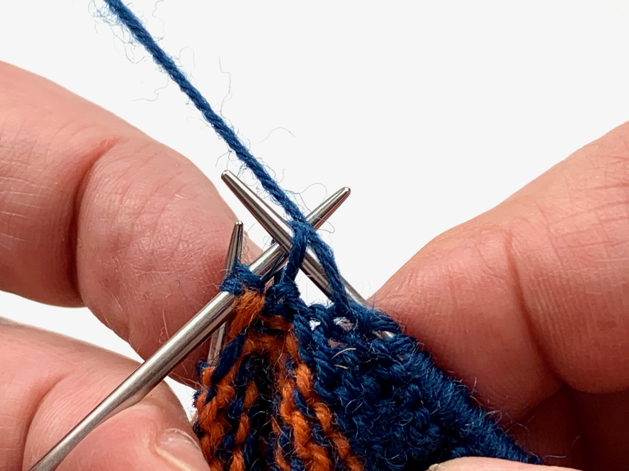 Die Shadow Wrap-Masche in der Rückreihe - für die Toe-Up-Socken mit zweifarbiger Spitze - den HeHöSocks