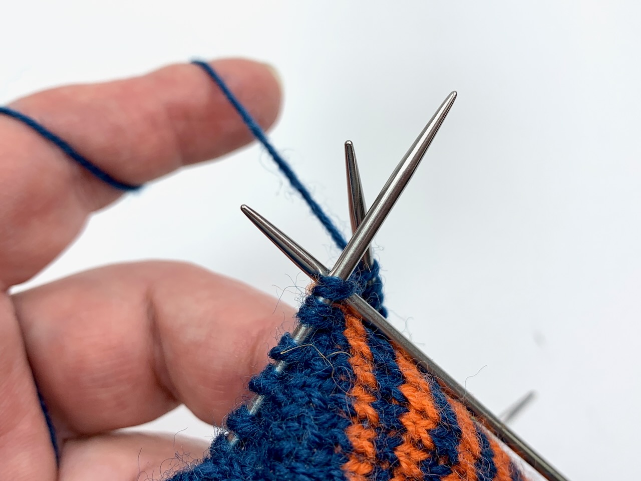 Shadow-Wrap-Maschen werden zusammengestrickt.