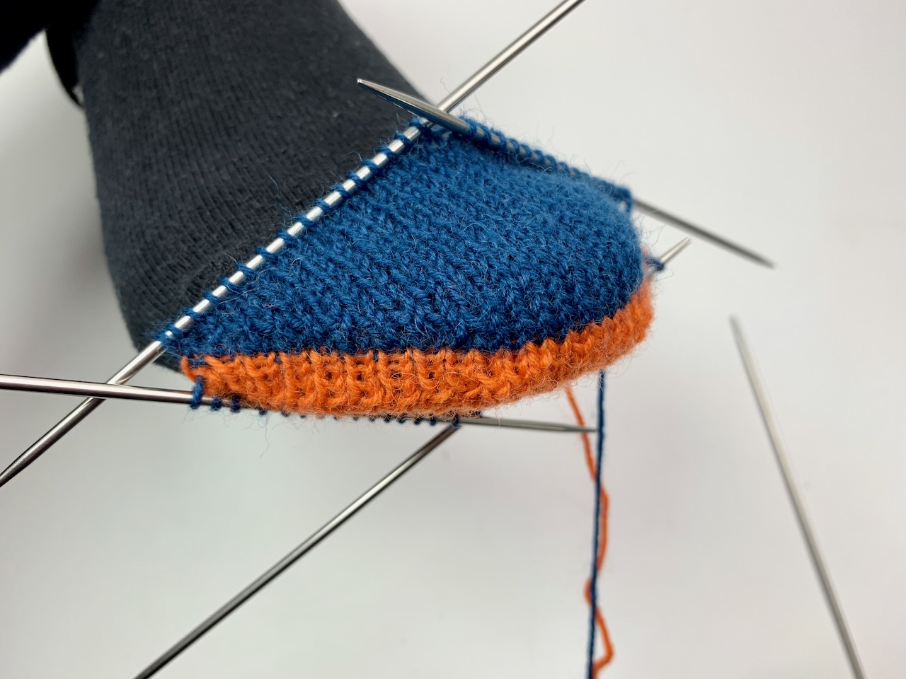 Toe-Up-Socken mit zweifarbiger Spitze  - verteilt auf 4 Nadeln des Nadelspiels