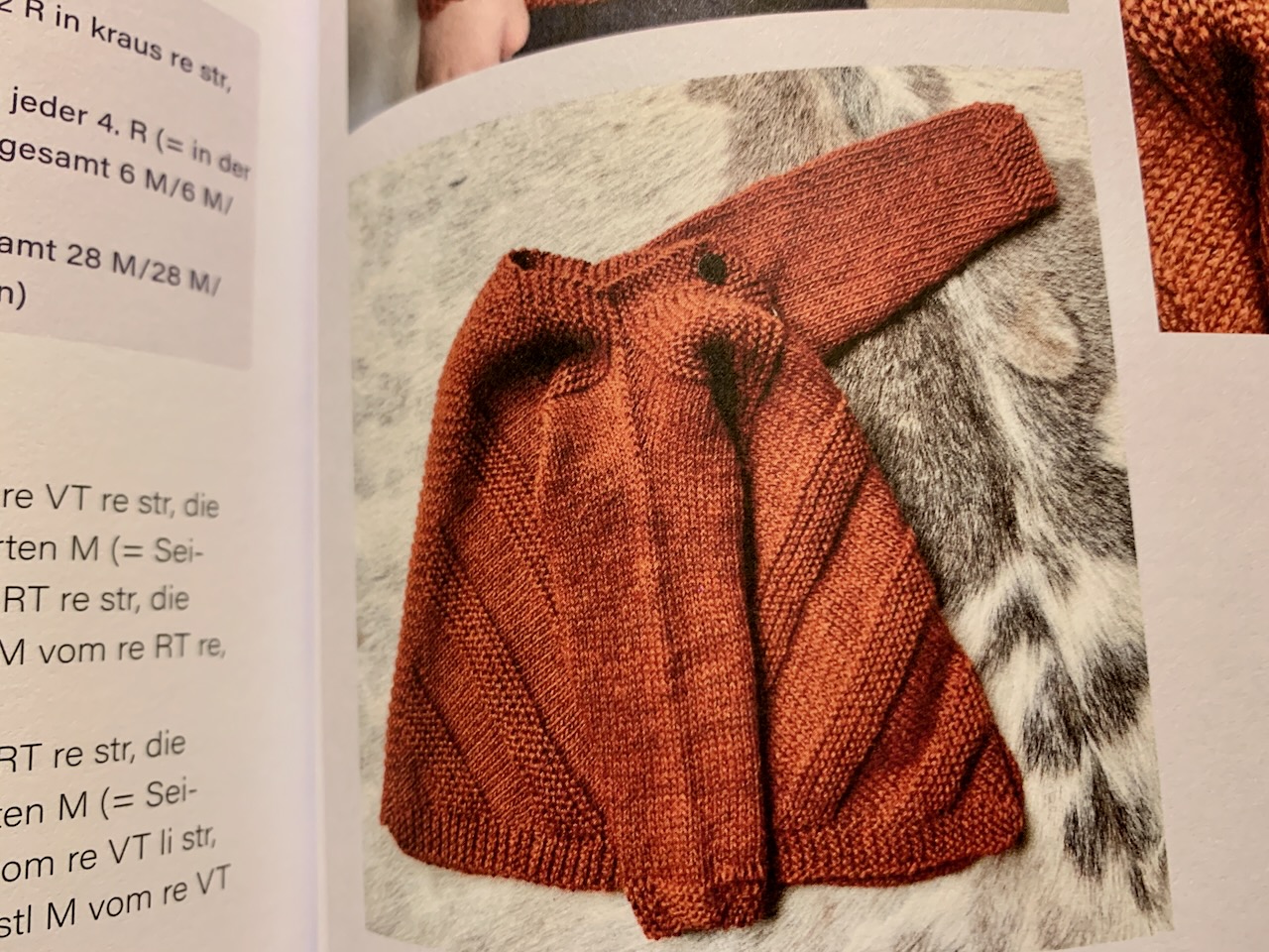 Detailaufnahmen der Mara-Jacke aus dem Buch Stricken ohne Naht Duo