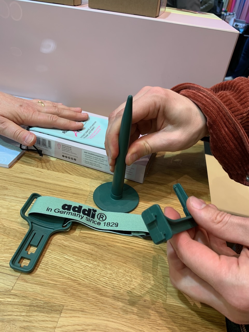 Der addiYarnArm Garnhalter lässt sich zerlegen