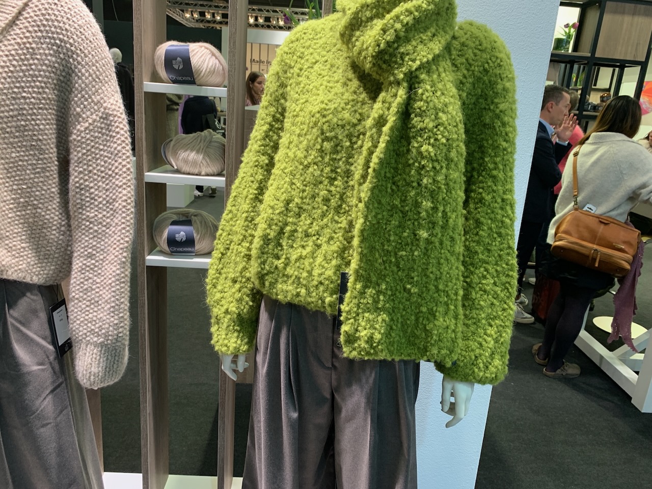 Grüner Pulli im Fake-Fur-Look mit Franseneffekt