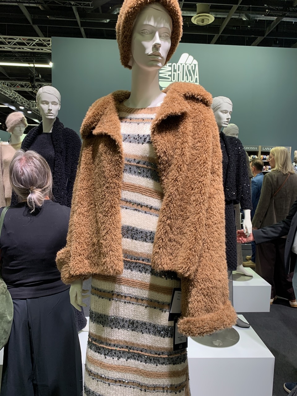 Eine Jacke in Felloptik von Lana Grossa