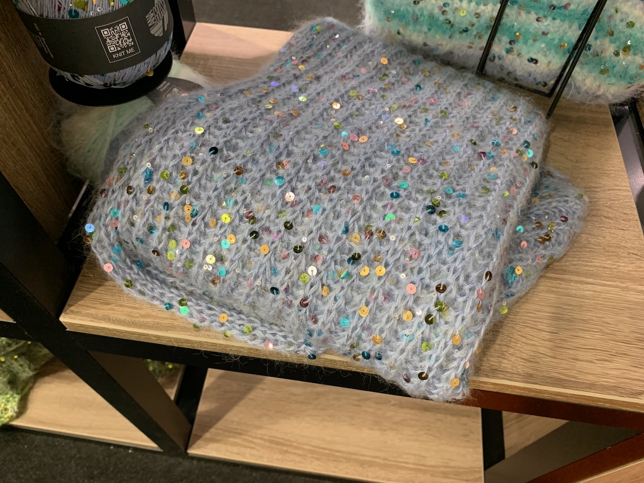 Glitzer ist nicht wegzudenken. Hier Paillettengarn als Beilaufgarn