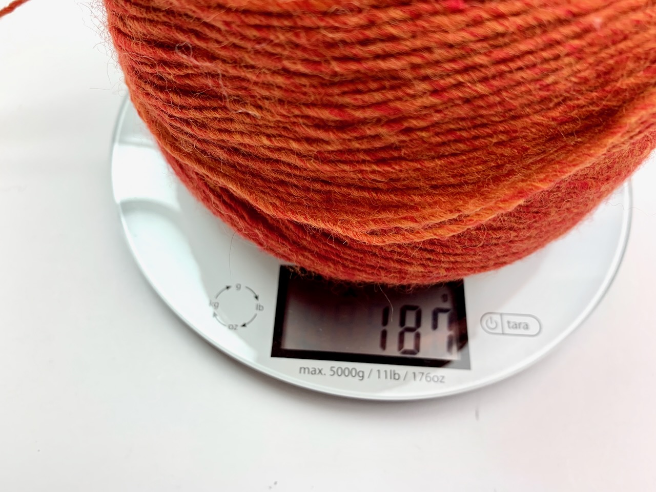 Garn ohne Banderole - das Garnknäuel wird gewogen.