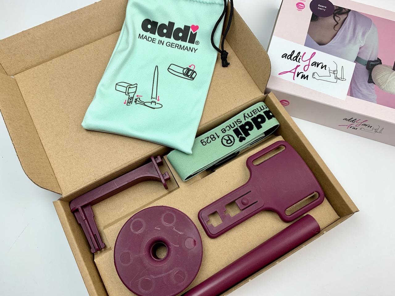 addiYarnArm - wird zerlegt in einer kleinen Box verkauft. Dabei ist ein praktischer Beute fürs Mitnehmen.