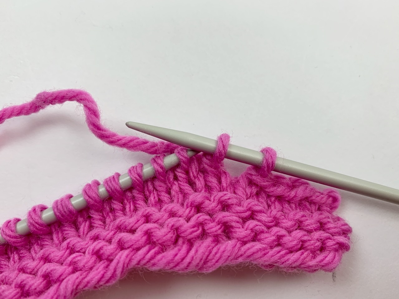 perfekte Rundungen beim Abketten - die zuletzt gestrickte Masche wird abgehoben
