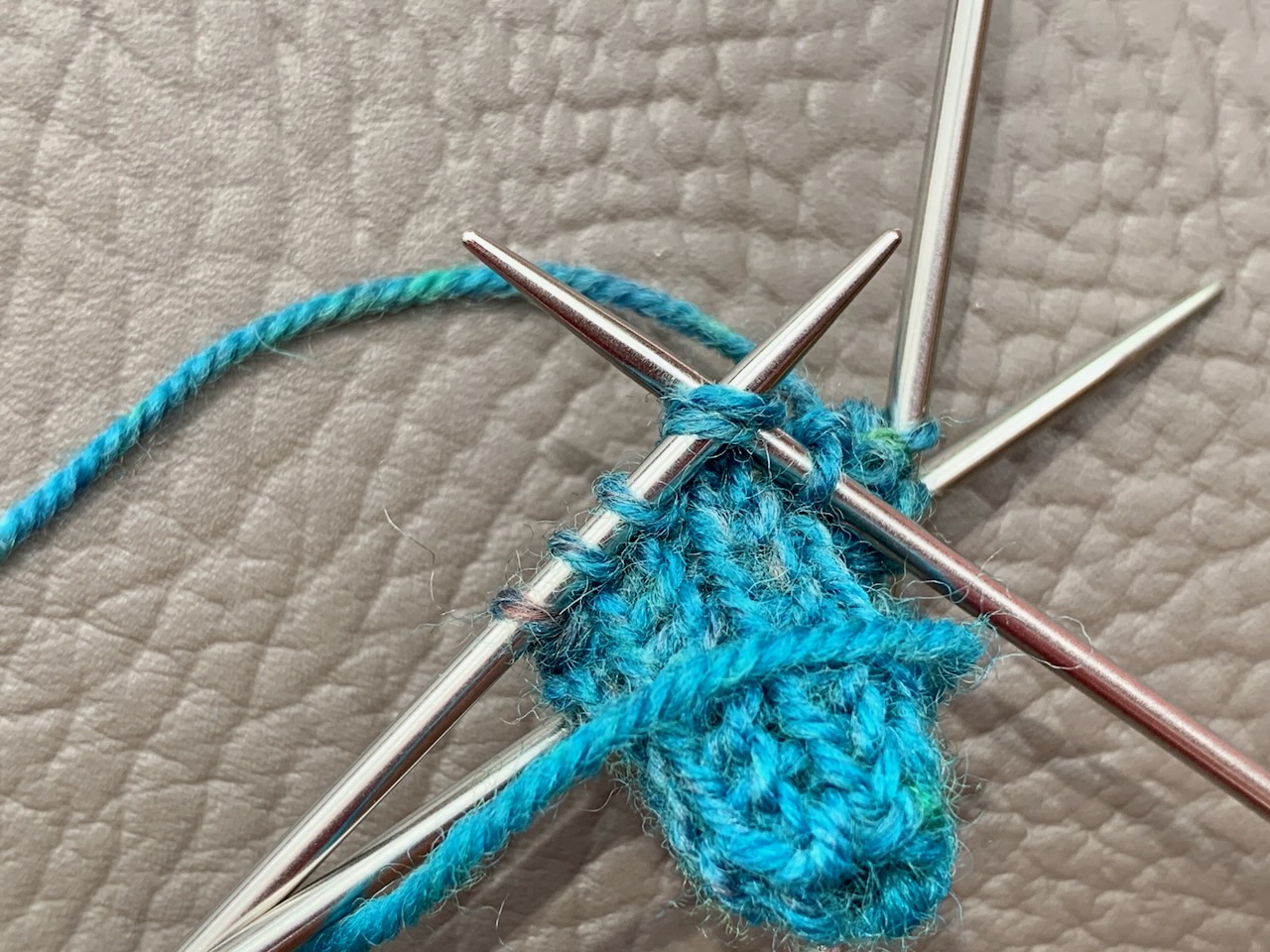 Zwei Maschen wrden zusammengestrickt.