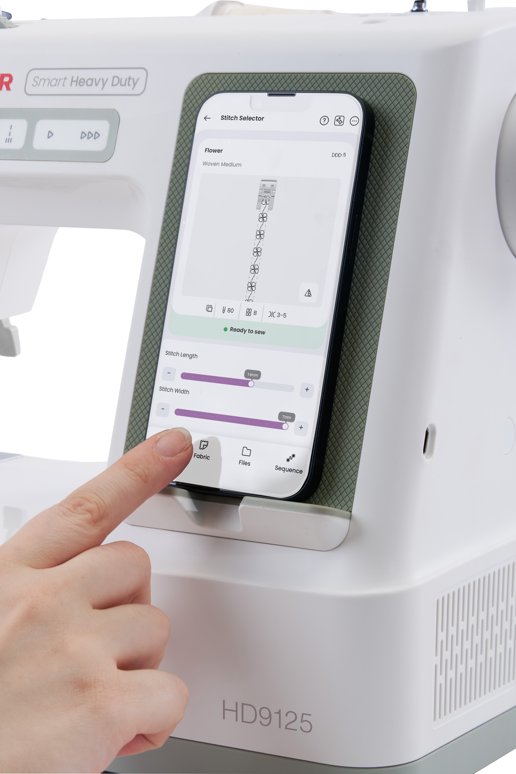 CREATIVATE App auf einem Smartphone an der SINGER Smart Heavy Duty 9125 zur Auswahl und Einstellung eines Zierstichs.