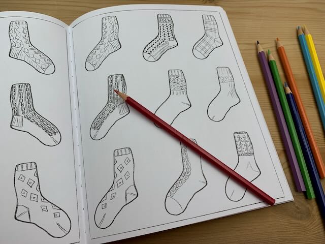 Socken im Ausmalbuch Der kleine Wollladen